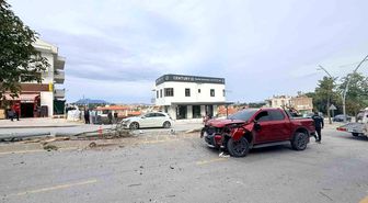 Direksiyon hakimiyetini kaybetti, 2 ağaç ve elektrik direğini yerinden söktü