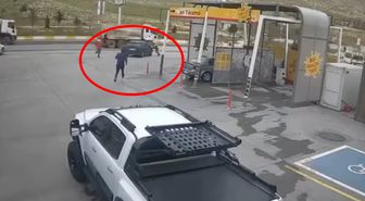 El freni çekilmeyince hareket eden otomobili çevredekiler durdurdu; o anlar kamerada