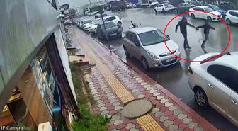 İçi para dolu çantayı sinsice kendine yaklaşan kapkaççıya kaptırmayan kuyumcu, çantasına göz diken şahsı yakalayabilmek için metrelerce kovaladı o anlar kamerada