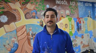 İşitme engelli öğretmen, 'Türkiye Yüzyılı Maarif Modeli' müfredatını duvara resmetti