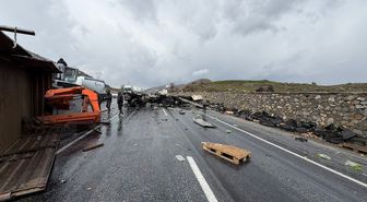 Karayolları bakım aracı ile TIR çarpıştı; 1'i ağır, 3 yaralı