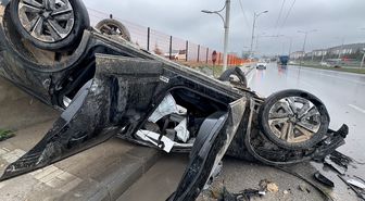 Karşı yöne geçen otomobil, başka bir araçla çarpışıp takla attı