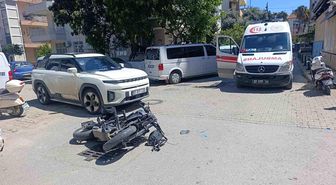 Motosiklet otomobile çarptı, o anlar güvenlik kamerasına yansıdı: 1 yaralı