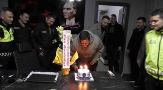 Polisi karşılarında görünce önce rol icabı kavga ettiler sonra pasta kestiler