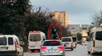 Seyir halindeki aracın üzerinde dans etti