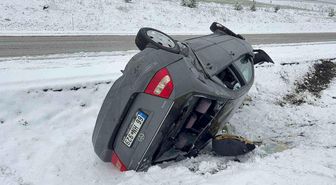 Yozgat'ta otomobil yan yattı: 4 yaralı