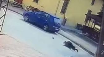 Camiye giderken otomobilin çarptığı yaya yaralandı; kaza kamerada