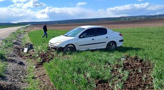 Çorum'da devrilen otomobilin sürücüsü yaralandı