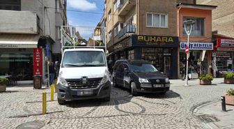 Dar sokakta hatalı park trafiği olumsuz etkiledi