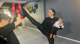 Dünya şampiyonu kick boks antrenörü, ders verdiği salonda çocuklarını büyütüyor