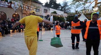Festival alanını hem temizlediler hem eğlendiler