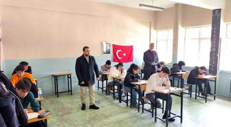 Gençler bilgileriyle umre için yarıştı