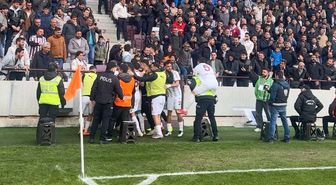Gol attılar! Sevincini arkadaşları ya da taraftarlar yerine bakın kiminle paylaştı