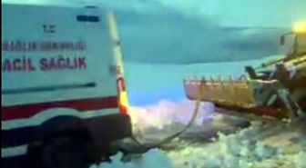 Hasta almaya giderken kara saplanan ambulansı, karla mücadele ekipleri kurtardı