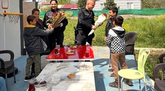 Osmaniye'de özel öğrencilerden polislere çiçekli sürpriz
