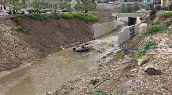 Şanlıurfa'da Park Halindeki Araç Dereye Düştü
