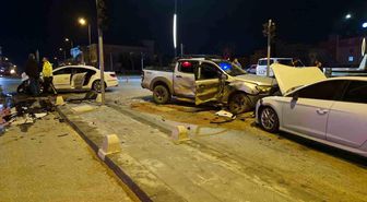 Pikap ile otomobilin çarpıştığı kazada ortalık savaş alanına döndü: 6 yaralı