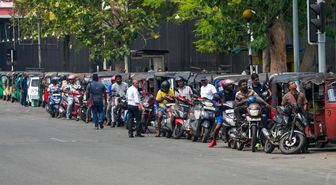 Sri Lanka Benzinli Araçlara Getirilen Kota Uygulamasını Tatil Döneminde Askıya Aldı