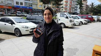 Yerde değil yüksekte arayınca cüzdanını buldu