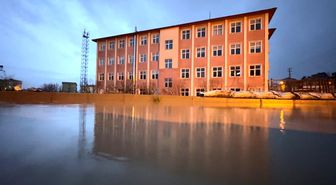 Yüksekova'da bir okul sular içinde kaldı