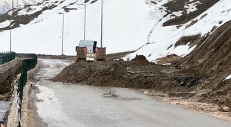 Yüksekova'da heyelan: Pizok yolu 5 gündür tek şerit açık