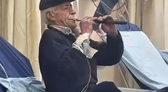 86 yaşındaki zurnacı Nazım Koç, hastanede zurna çaldı