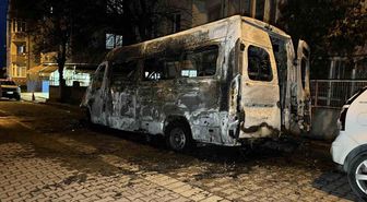 Avcılar'da park halindeki servis aracı alev alev yandı