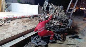 Dörtyol'da aydınlatma direğine çarpan araç hurdaya döndü: 2 yaralı