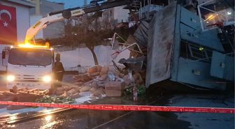 Freni boşalan kamyon, trafoya çarpıp okul bahçesine düştü: 1 yaralı