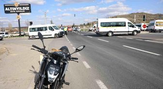 Hafif ticari araç kırmızı ışıkta bekleyen motosiklete çarptı: 2 yaralı
