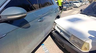 İki otomobille çarpışan motosiklet sürücüsü yaralandı