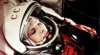 Yuri Gagarin, ilk insanlı uzay uçuşunu hangi şartlarda gerçekleştirdi?