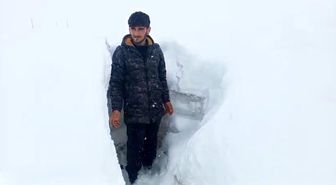 Ağrı'da Nisan ayında etkili olan kar kalınlığı insan boyunu aştı