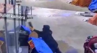 Alışveriş yaparcasına numaralarına bakarak 50 bin TL'lik ayakkabıları çaldılar