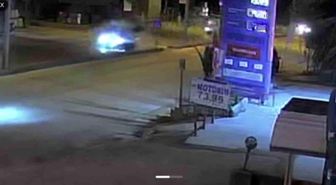 Otomobille çarpışan motosikletteki 2 kişi metrelerce havaya uçtu