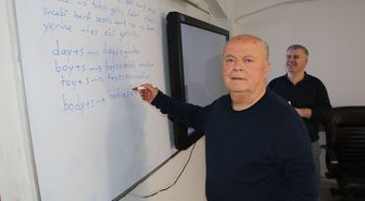 74 yaşındaki dede, İngilizce öğrenerek torunuyla iletişim kurmaya çalışıyor