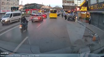 Ümraniye'de motosiklet sürücüsünün otomobile çarptığı anlar kamerada