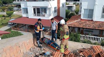 Çatı tadilatında üzerine su deposu devrilen işçi yaralandı