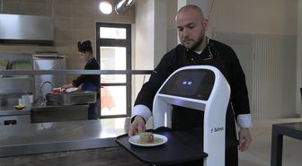 Trakya Üniversitesi'nde yapay zeka destekli robot garson hizmete başladı