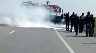 Edirne-Kırklareli yolunda seyir halindeki iş makinesi alevlere teslim oldu