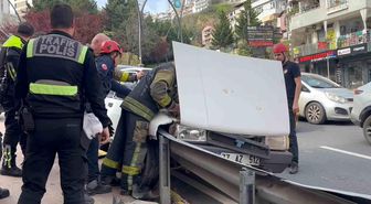Kocaeli'de facianın eşiğinden dönüldü: Freni tutmayan otomobil bariyerlere çarptı