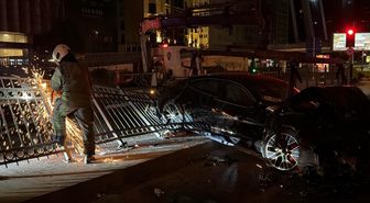 Şişli'de lüks otomobil demir korkuluklara çarptı: 3 yaralı