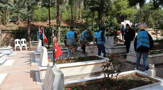 Yükümlülerden şehitliğe örnek davranış
