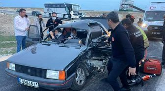 Kaza sonrası araçta sıkışan karı kocayı itfaiye kurtardı