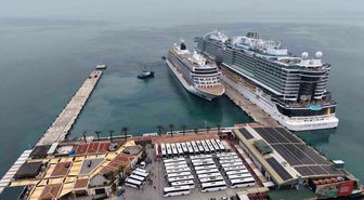 Kuşadası'na 2 kruvaziyer 5 bin 297 turist getirdi