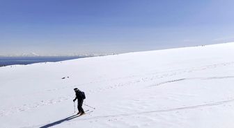 Polonyalı dağcılar Süphan Dağı'ndan kayakla indi