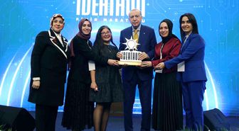 AK Parti Karşıyaka Kadın Kolları, ödülünü Cumhurbaşkanı Erdoğan'dan aldı