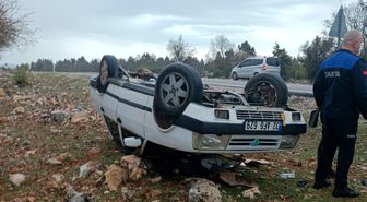 Araziye devrilen otomobilden yara almadan çıktılar