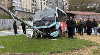 Beyoğlu'nda dolmuş bariyerlere çarptı; yaralılar var