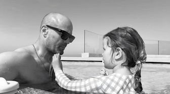 İngiliz oyuncu Jason Statham'dan sonsuzluk havuzunda poz